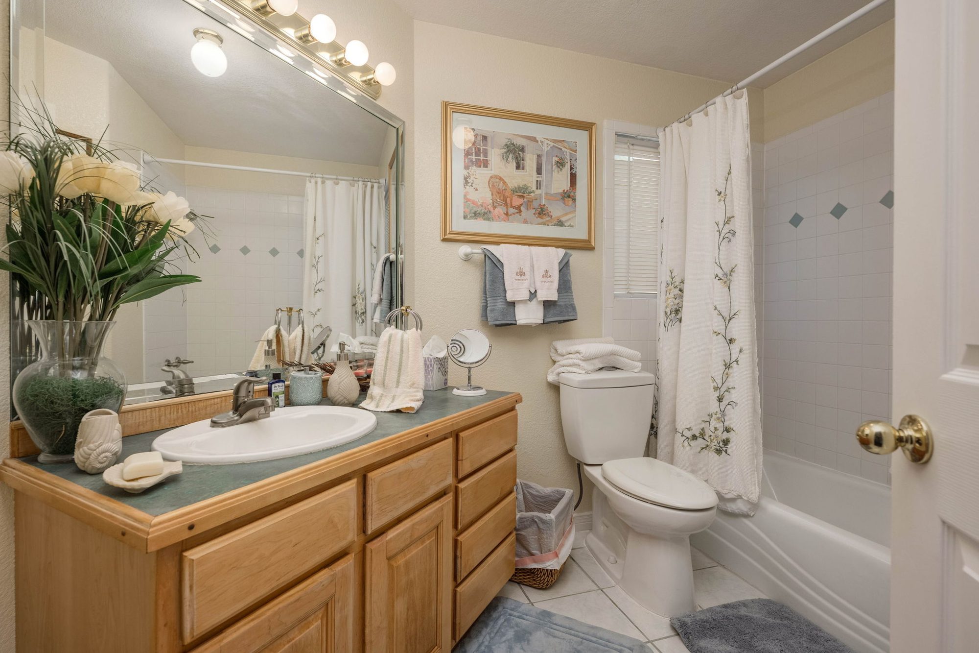 Full hall bath