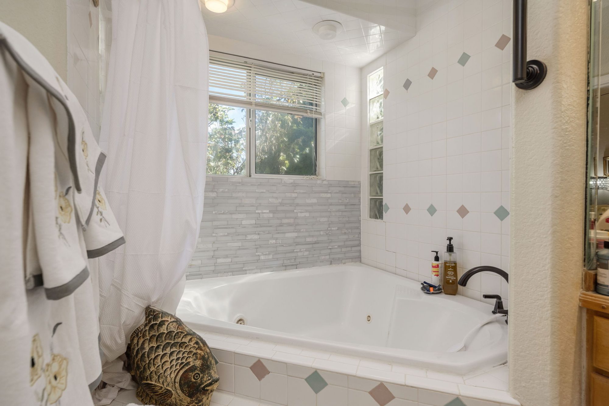 Primary bath jetted soaking tub